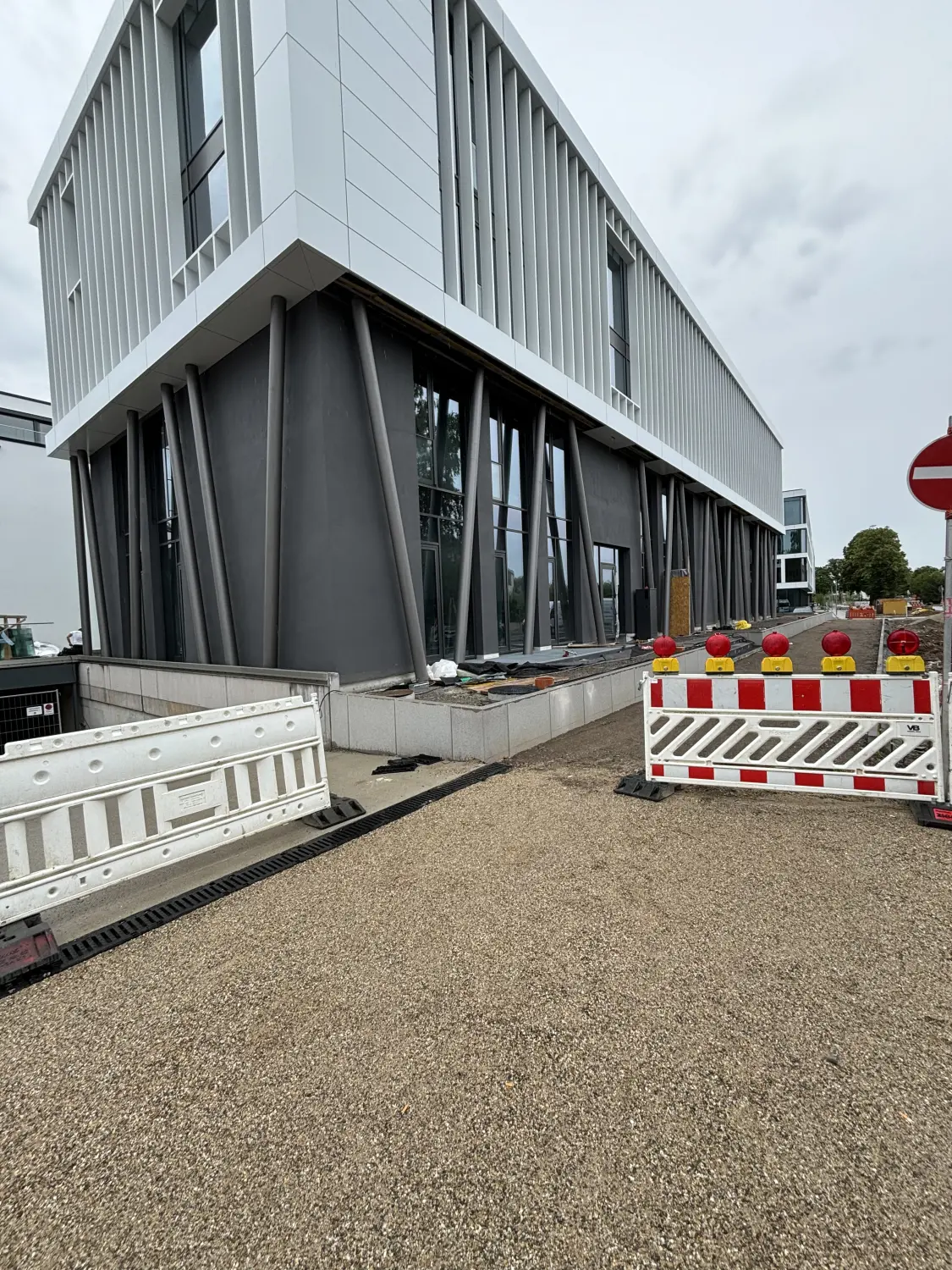 Karipov UG, Gebäude Metall außen des