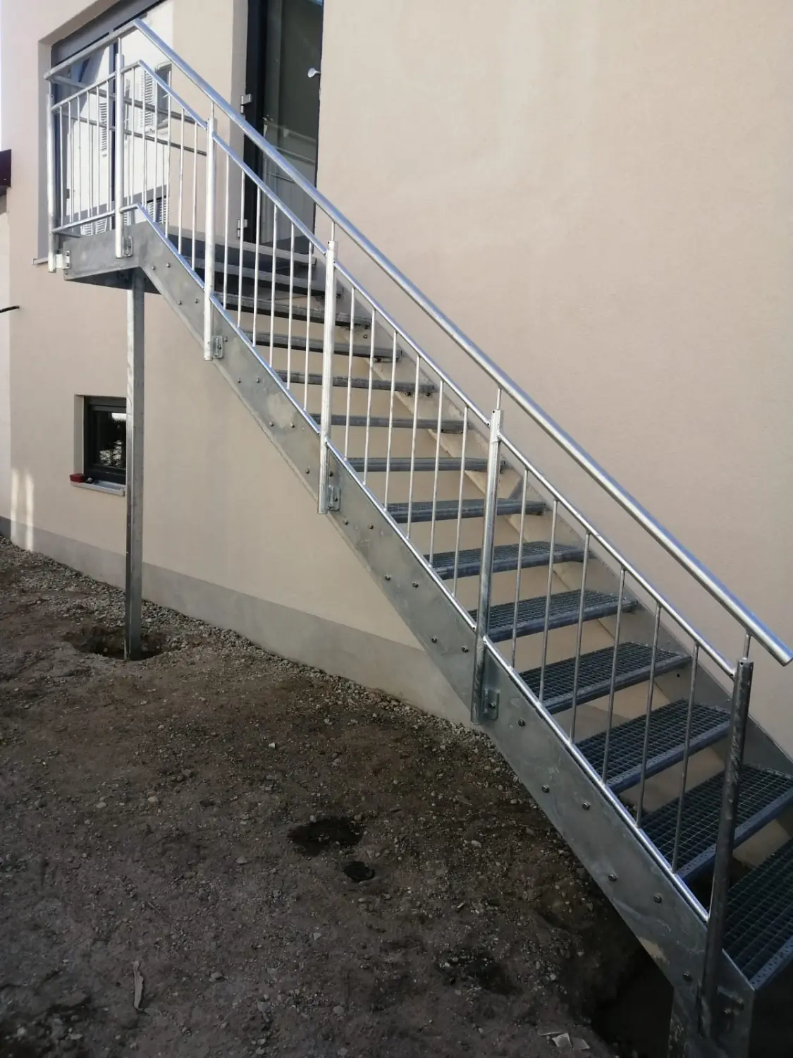 Karipov UG, Haustreppe